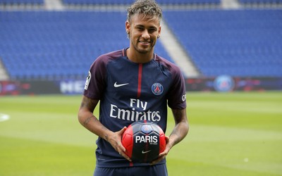 熊猫体育精华-内马尔突破被犯规瞬间